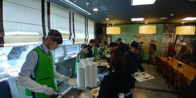 강원-춘천남부노인복지관  배식봉사(18.4.4) 사진